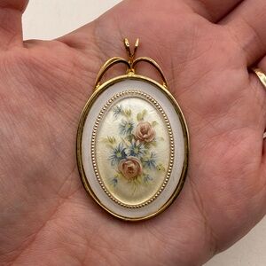 Vintage Floral Motif Cameo Gold Tone White Pendant Victorian